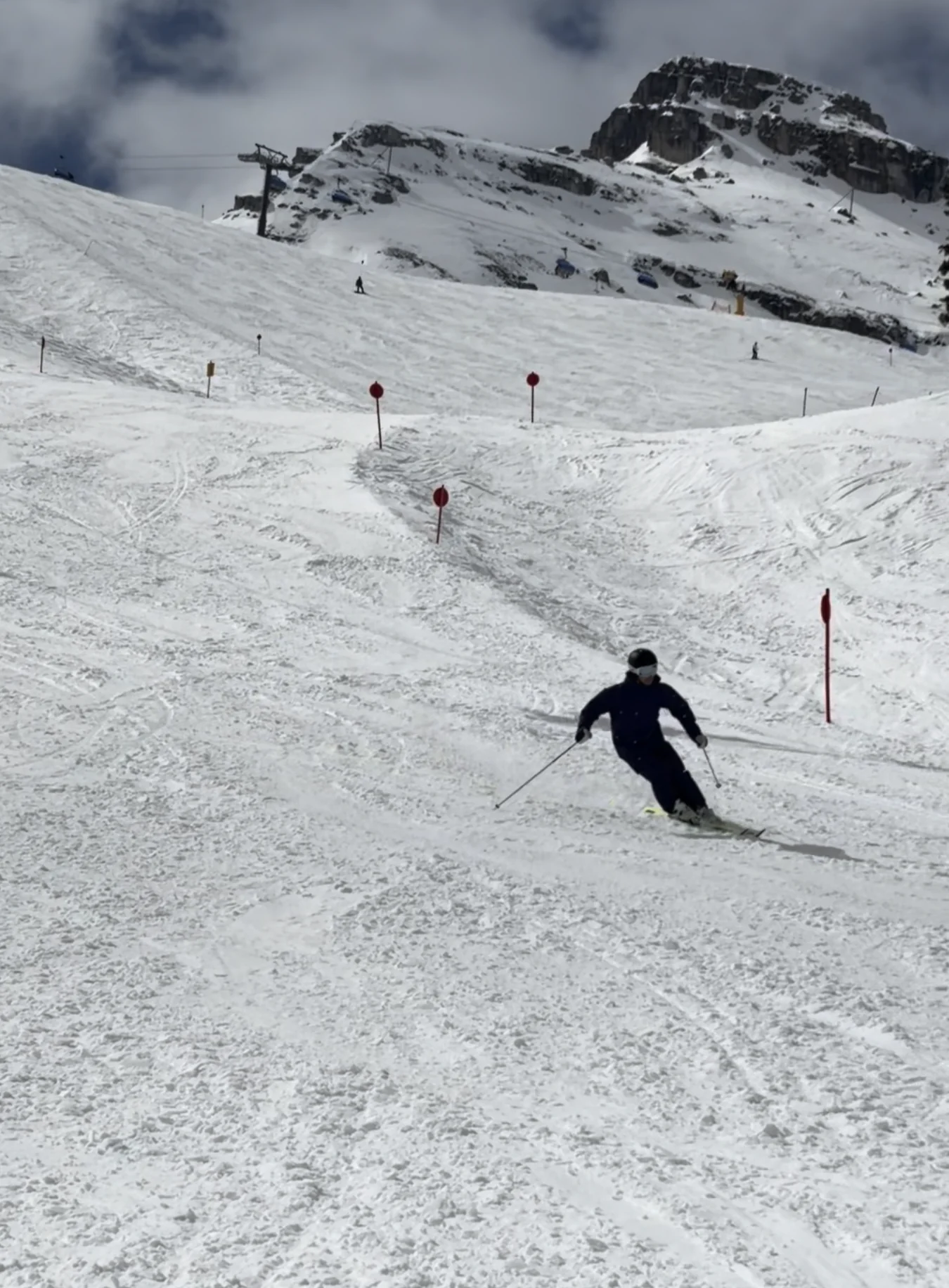 Bad light and contours example with the skier blending into the background