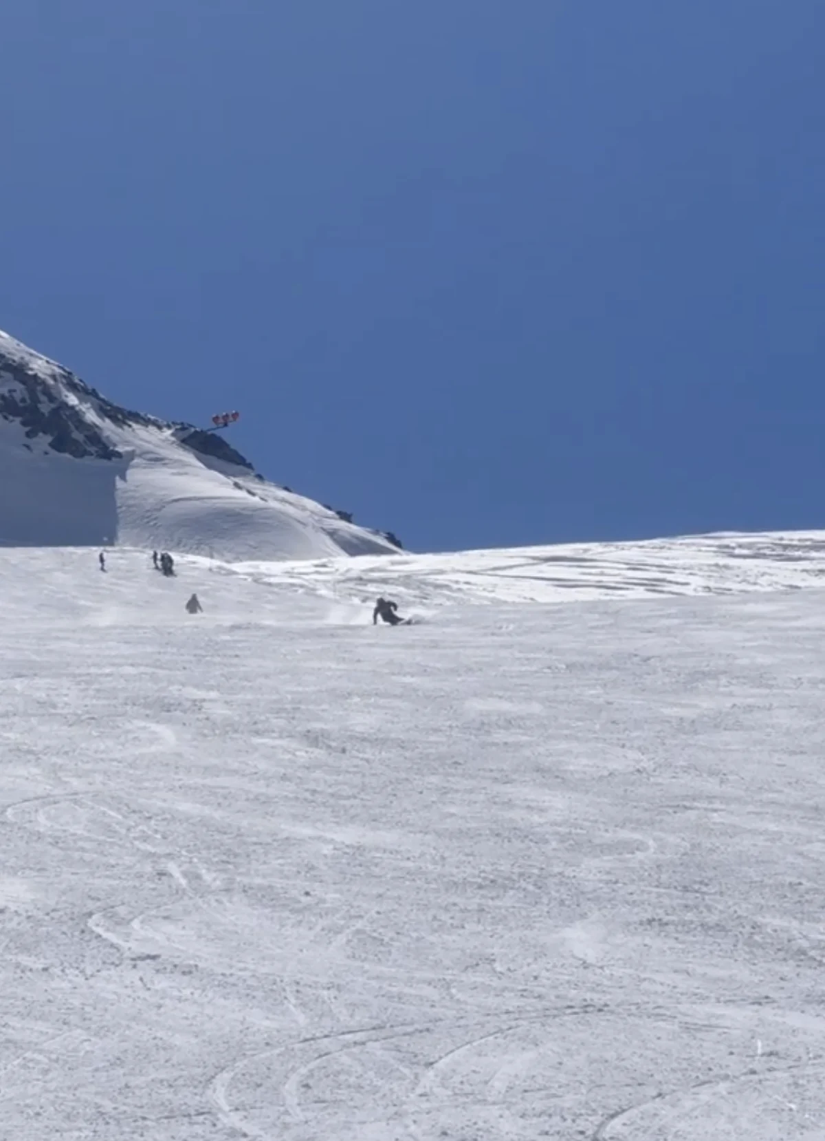 Bad ski filming example: skier too small in frame